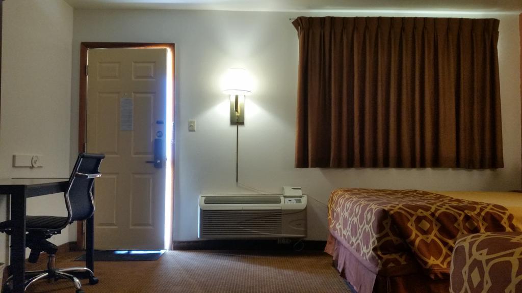 American Inn Of Либерал Екстериор снимка